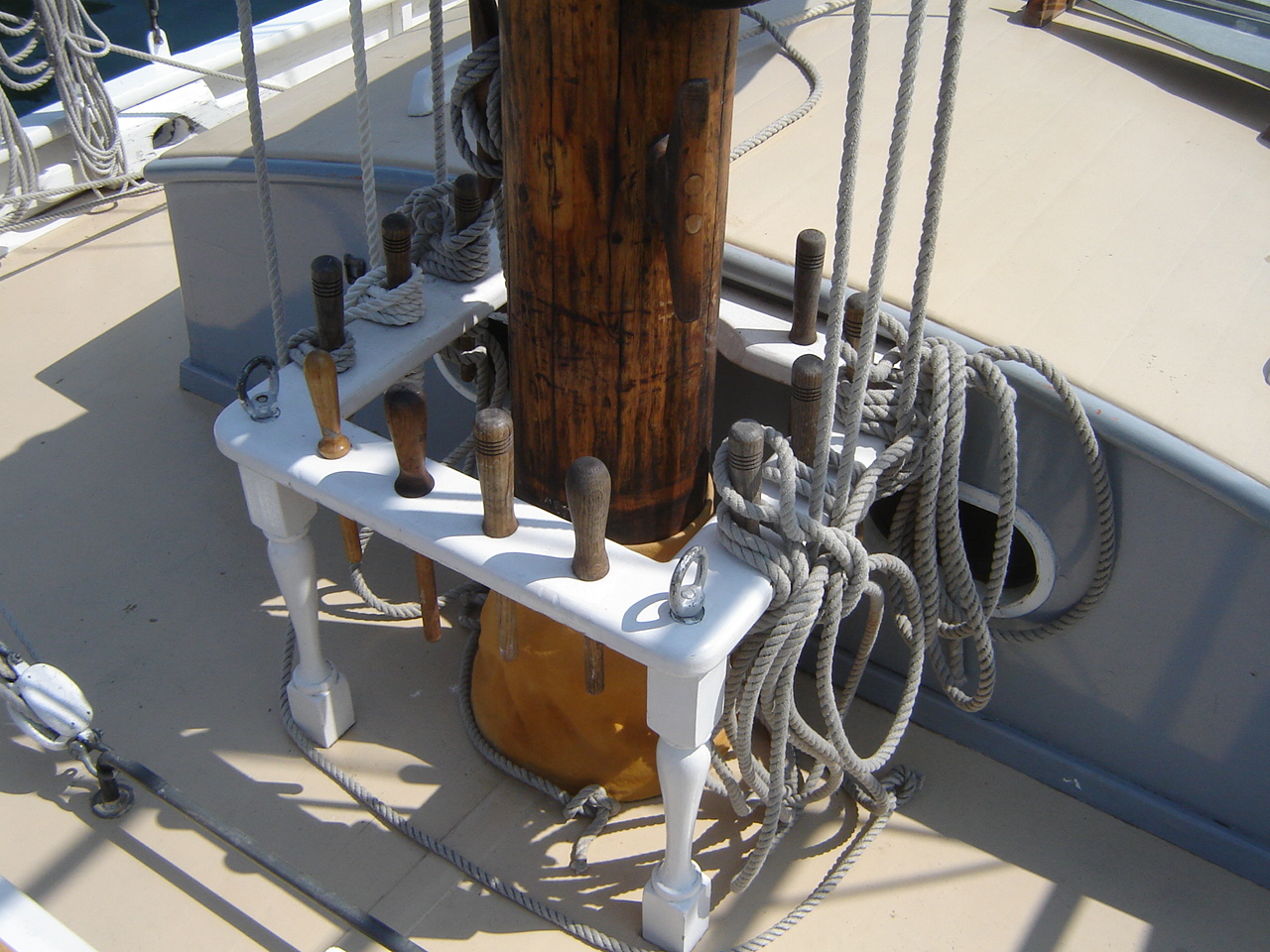 The mast on the Motor Yacht MC-1881-KJ